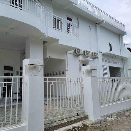 Отель Reddoorz Syariah At Jalan Godean Ngabean Экстерьер фото