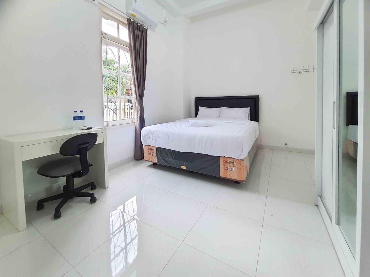 Отель Reddoorz Syariah At Jalan Godean Ngabean Экстерьер фото