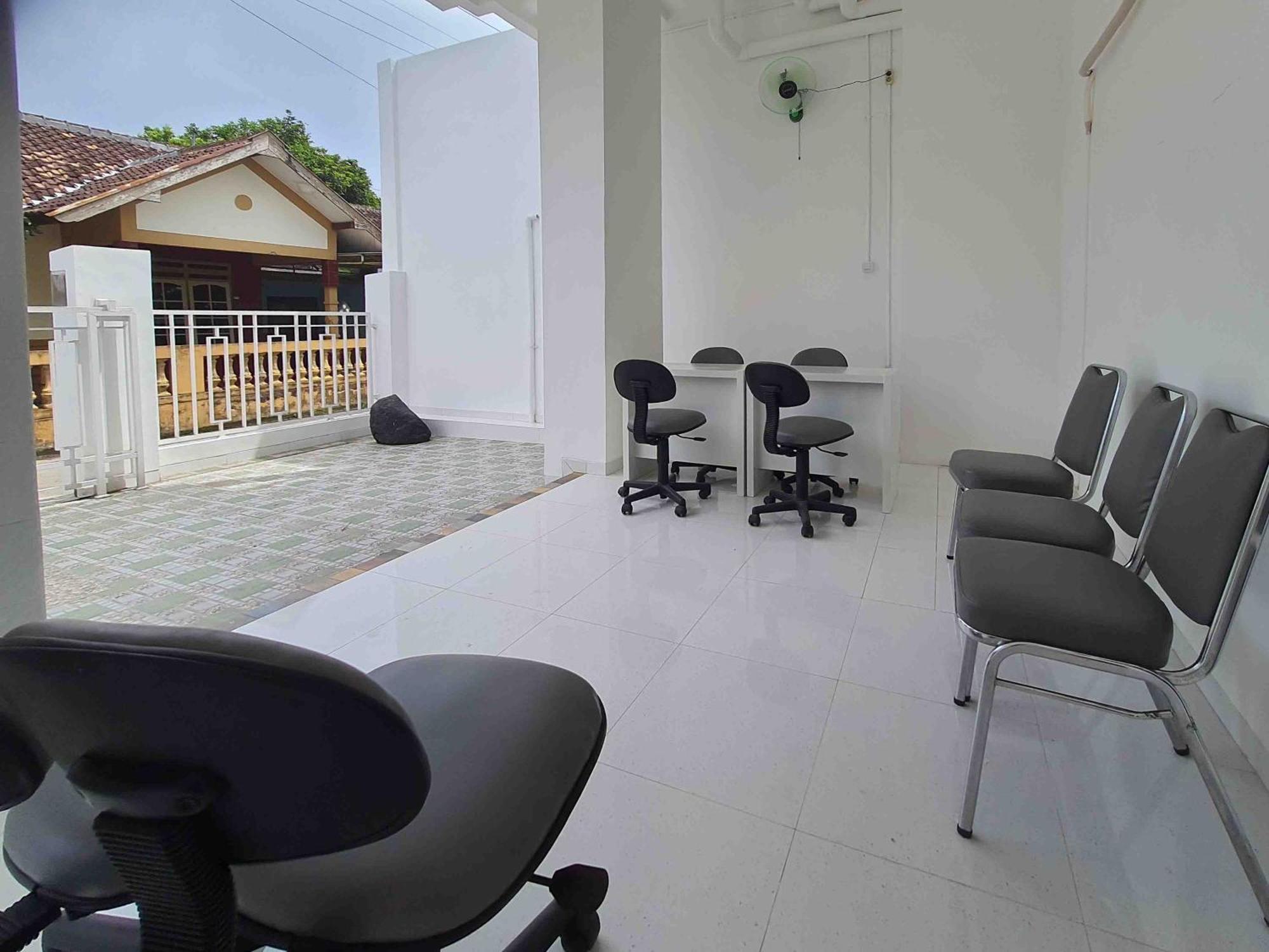 Отель Reddoorz Syariah At Jalan Godean Ngabean Экстерьер фото