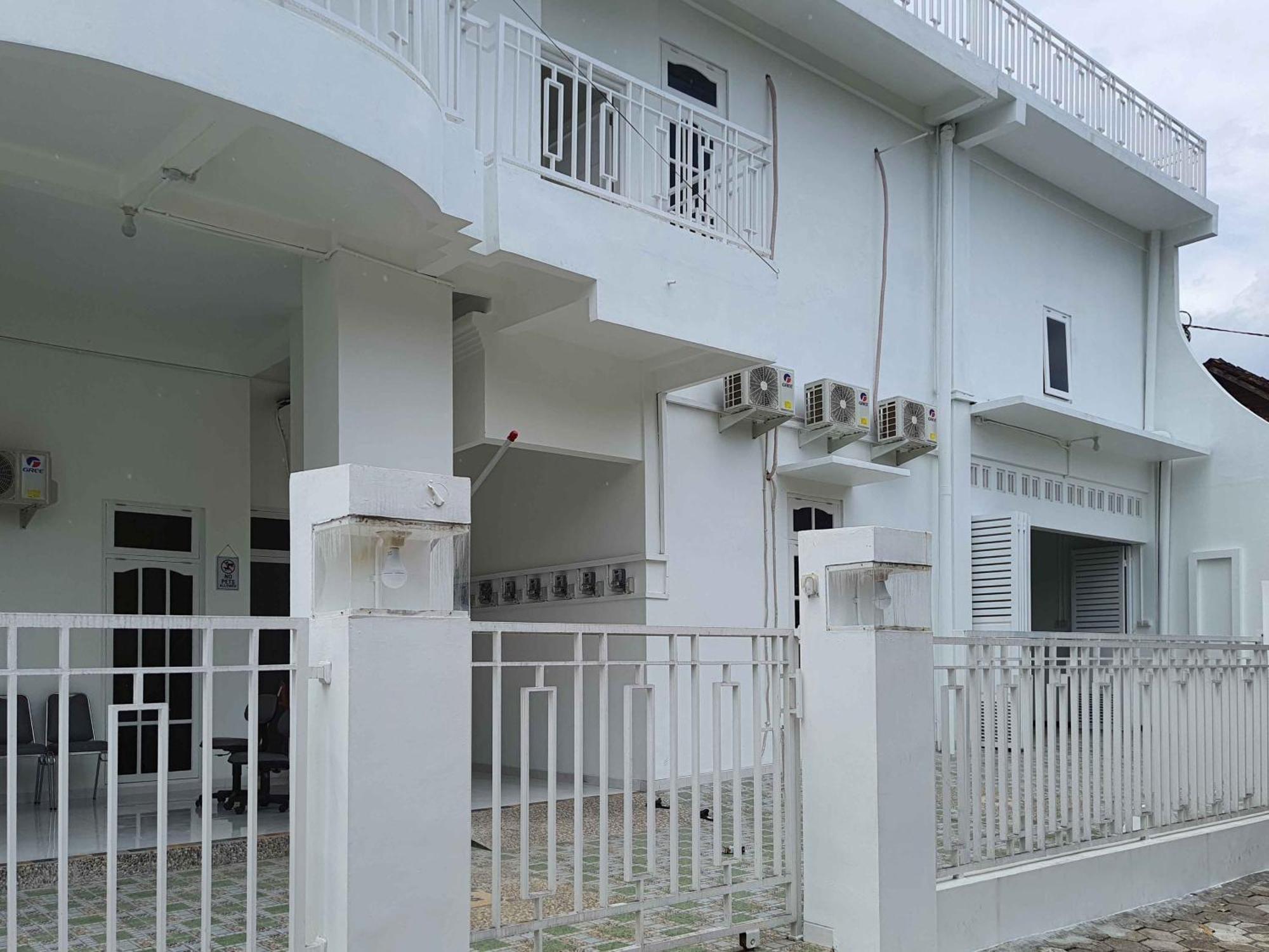 Отель Reddoorz Syariah At Jalan Godean Ngabean Экстерьер фото