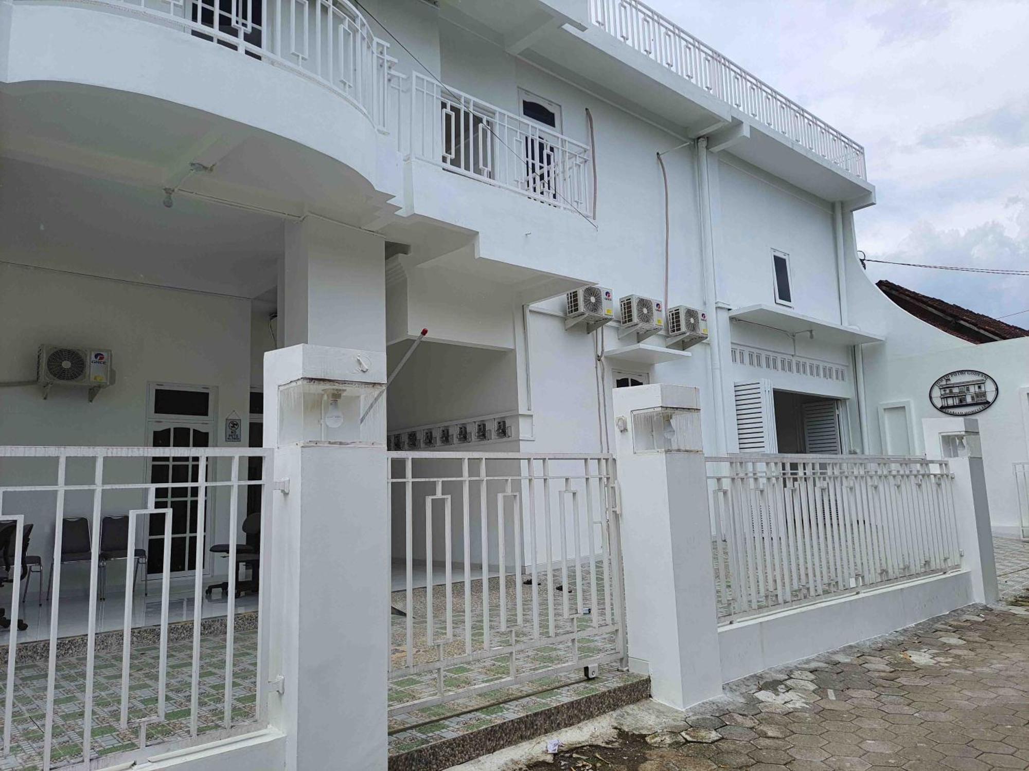 Отель Reddoorz Syariah At Jalan Godean Ngabean Экстерьер фото